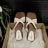 Sandalias de vestir blancas retro de moda para mujer, nuevo modelo de verano 2026, que aumentan la altura, adecuadas para combinar con faldas, sandalias de suela gruesa