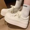 Sapatos brancos pequenos de sola grossa femininos 2025 primavera plataforma versátil sapatos casuais pequenos leves retrô sapatos altos