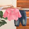 Dulce y lindo conjunto de dos piezas para niñas pequeñas: Sudadera de conejito bordada con frutas para primavera y otoño con bordes de volantes combinada con pantalones de mezclilla