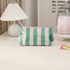 Bolsa de Maquillaje Rayada de PVC Modelo Nuevo 2026 Transfronteriza Bolsa de Almacenamiento Cosmético de Gran Capacidad Bolsa de Maquillaje de Viaje con Bloques de Color