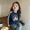 Camiseta infantil de algodão puro estilo americano com três listras para meninas, nova blusa estampada estilosa de manga comprida para crianças mais velhas, primavera e outono