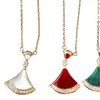 Exquisito collar de falda de doble capa en oro V, chapado en oro real de 18 quilates, cadena para la clavícula con colgante en forma de abanico de nácar blanco natural y ágata roja