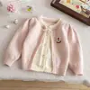 Cardigã infantil 2026 estilo primavera e outono jaqueta de tricô para meninas com gravata borboleta falso duas peças tricô doce para bebê