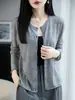 Suéter feminino de lã solúvel em água, gola redonda, manga com bainha enrolada, modelagem solta, casual, versátil, cor sólida, malha fina para usar em camadas, fino