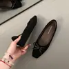 Sapatos Mary Jane Retro de Camurça com Salto Interno para Aumentar a Altura para Mulheres 2026 Outono Novo Estilo Sapatos de Salto Único Sapatilhas de Sola Macia com Saia