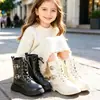Botas Martin estilo britânico com fivela dupla para meninas 2026 outono e inverno zíper lateral botas de couro de cano alto botas curtas versáteis da moda para crianças estilo work