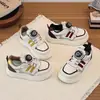 Tênis Esportivo Infantil 2026 Outono Novo Estilo Sapatos Casuais para Meninas Com Pelúcia Quente Solado Macio Leve Tênis Branco para Meninos