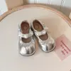 Zapatos pequeños de cuero estilo británico 2026 primavera y otoño nuevos para niñas, punta redonda, poco profundos, estilo princesa, con perlas plisadas