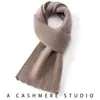 Sencillo y versátil, este bufanda tejida 100% cachemira pura está diseñado tanto para hombres como para mujeres.. Es un accesorio cálido, elegante y fácil de combinar para mantenerte abrigado en el clima frío.