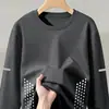 Camiseta masculina de manga longa gola redonda, cor sólida versátil, corte solto, para primavera e outono, top casual moderno