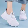 Zapatos de mujer, zapatillas deportivas transfronterizas, zapatos nuevos transpirables de talla grande, zapatos sencillos de punto volador, zapatos de malla absorbentes de impactos de suela gruesa al por mayor