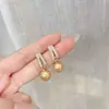 Brincos Pingente de Pérola para Mulheres, Elegantes de Dongdaemun, Brincos com Letra Cheios de Diamante, Design Estilo Hong Kong, Joias Pequenas e Delicadas para Orelha