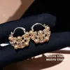 ¡Aros Dorados Llenos de Perlas! Aretes de Cesta de Flores Hueca con Perlas Incrustadas de Diamantes, Sensación de Lujo Ligero y Gama Alta, Aretes Sencillos, Modernos y Versátiles