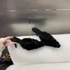 Chinelos de salto alto peludos marrons estilosos e da moda para mulheres, novos chinelos de algodão com forro de pelúcia e bico fino elegantes para outono e inverno de 2026