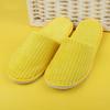 Pantuflas desechables de hotel al por mayor de alta calidad con suela gruesa de forro polar de coral antideslizante engrosado para salón de belleza y hogar