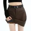 Falda de cuero marrón para mujer, nueva 2026 otoño/invierno de cintura alta adelgazante versátil estilo estudiante falda corta de PU con un look sofisticado y elegante