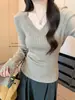 Camiseta base de punto estilo Miu con cuello en V y manga acampanada, suéter de punto acanalado de manga larga para mujer para otoño e invierno con escote bajo