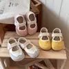 Zapatos de cuero estilo coreano para niñas, modelo nuevo de otoño 2026 de moda, zapatos casuales de corte bajo para niñas pequeñas, zapatillas deportivas de moda al por mayor