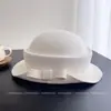 Elegante y versátil sombrero de invierno para mujer, con un sencillo diseño de lazo, una visera curva y una parte superior de lana, que irradia un aire de lujo ligero y chic.