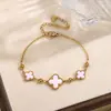 Pulsera de Moda de Trébol de Cuatro Hojas y Tres Flores de la Suerte para Hombres y Mujeres, Diseño de Nicho Versátil de Lujo Ligero, Sensación de Alta Gama, Elegante Joyería de Acero de Titanio