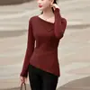 Procesamiento OEM, diseño irregular, camiseta base de punto de manga larga suave y acogedora para mujer, top interior adelgazante para primavera y otoño