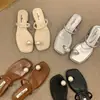 Nuevas Sandalias Pequeñas Elegantes de Perla Negras 2026 para Mujer, Uso Exterior de Verano, Chanclas Exquisitas con Tira para el Dedo del Pie y Punta Cuadrada para Damas