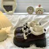 En stock, zapatos de mujer estilo nuevo populares de charol con plataforma, que aumentan la altura, de suela blanda, de algodón para invierno, tipo slip-on, mocasines