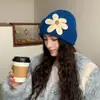 Gorro de Punto Azul con Flor 3D Estilo Coreano para Mujer Otoño/Invierno Adelgazante Facial Dulce Cubre Cabeza Protección Tibia para los Oídos Sombrero para Clima Frío