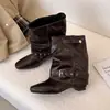 2026 Calças de Botas de Motocicleta de Cano Curto Moda para Pernas Botas com Bico Quadrado Femininas Grande Circunferência da Panturrilha Nova Fivela de Cinto Salto Grosso Empilhado