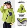 Jaqueta com Capuz Estilo Europeu para Meninos Outono e Primavera 2026 Nova Roupa Infantil Roupa para Criança Pequena Roupa Externa Tendência