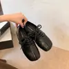Mocassins de cadarço com bico dividido e quadrado, novos para outono de 2026, pretos, retrô, planos, versáteis, casuais, sapatos pequenos de couro