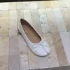 Sapatos de casco de porco com sola reta e dedos divididos, sapatos femininos vermelhos, sapatos de casco de verão 2026 com laço e bico raso