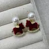 Brincos de Pérola Red Velvet Pony para Mulheres, Tarraxas de Orelha Deslumbrantes e Únicas, Brincos Super Bonitos com Tema do Zodíaco 2025