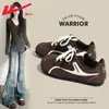 Zapatos de meter y sacar para mujer, zapatillas de entrenamiento rojas alemanas, modelo de mujer, nuevos populares de primavera 2026, zapatos deportivos para exteriores de suela blanda y zapatillas