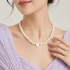 Colar de pérolas com pingente de coração de amor de luxo leve para irmã feminina Pingente de concha Joker de alto senso Corrente para clavícula com temperamento Joias para atacado