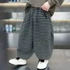 Calça masculina coleção primavera 2026 nova primavera e outono estilo coreano calça esportiva para menino calça listrada infantil legal e moderna