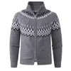 Nueva colección Otoño/Invierno 2026: suéter cárdigan de punto con cuello alto para hombre, una prenda de punto casual elegante y versátil para hombres jóvenes