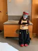 Ropa infantil japonesa y coreana 026 otoño nuevo estilo camiseta de manga larga de dibujos animados con tirantes para niñas, con capas y accesorios, jeans elegantes para niños pequeños