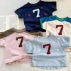 Esquema de colores elegante~Camiseta de manga corta bordada con bloques de color estilo coreano, estampado activo para niños y niñas, camiseta básica casual de verano