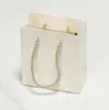 Lote pequeño de cajas de joyería tipo cajón listas para enviar. Empaque sencillo de papel texturizado para collares, anillos, aretes, colgantes y otros artículos de joyería