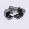 Caja de joyería al por mayor de cuero PU cepillado en ángulo recto con tapa abatible para guardar anillos de jade, collares, pulseras y caja de embalaje para joyería