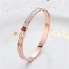 Novo estilo coreano moderno personalizado tendência pulseira de argila com padrão de barras vermelhas e verdes pulseira de aço titânio cor que não desbota ouro rosa