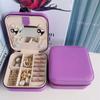 Joyero portátil con espejo de poliuretano de Amazon, caja de viaje para guardar pendientes y collares.