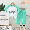 Conjunto Esportivo Fino de Verão para Bebê 2025 Novo Estilo Meninos e Meninas Mangas Coloridas Manga Curta Conjunto de Duas Peças Calça Média Infantil Roupa Infantil