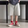 Shorts Jeans para Meninos, Estilo Verão Fino, Cinza Claro com Pequeno Logo Lateral, para Crianças Maiores, Estilo de Rua, Fresco e Caimento Solto, Calças Versáteis de Cinco Pontos