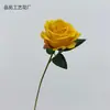 Flor artificial de rosa única em veludo, disponível em várias cores, tecido de seda, adequada para arranjos de casamento, decorações de corredor e decorações de salão de casamento.