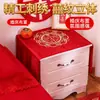 Mesita de noche para Boda China Cubierta de Tela Estampada Festiva de Sedas y Satenes con Palabras Felices Decoración de Dormitorio de Boda Habitación de Boda