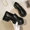 Sapatos femininos de couro estilo britânico preto, novo modelo primavera/outono 2026, mocassins versáteis JK japoneses com sola grossa, salto grosso, antiderrapantes