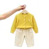 Roupas infantis estilo coreano coleção outono 2026: cardigã de tricô com tranças amarelo bordado e calça casual de perna larga para meninos e meninas
