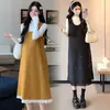 Roupas de maternidade para outono e inverno: Conjunto de duas peças: saia de suspensório com pérolas + camisa base de gola alta, saia longa de lã que esconde a barriga e emagrece
